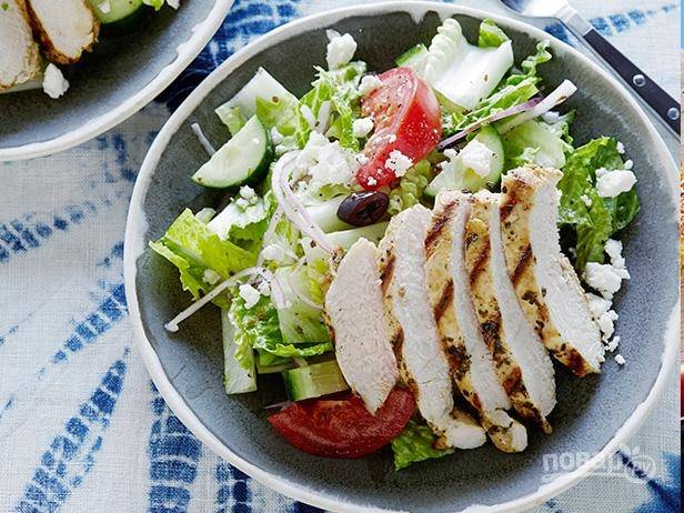 Греческий салат с жареной курицей
