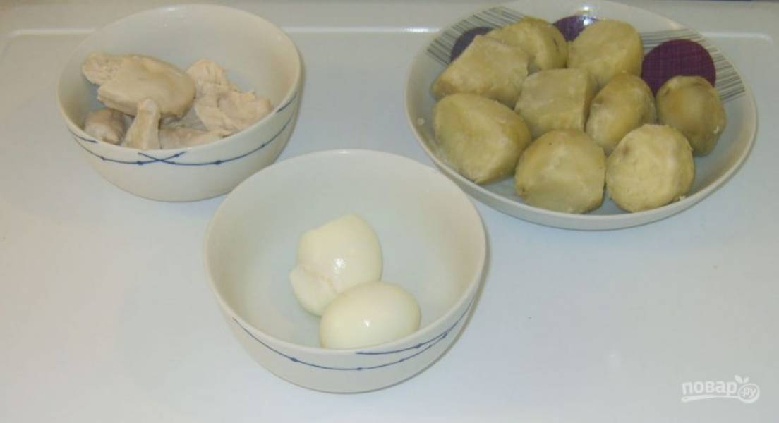 1.	Курицу отвариваю, а затем перекладываю в тарелку и остужаю. Картофель отвариваю в кожуре, затем остужаю и очищаю, яйца отвариваю до готовности, затем очищаю их от скорлупы.