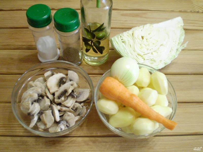 Подготовьте все необходимые продукты для супа. Вымойте все овощи, очистите их от кожуры.