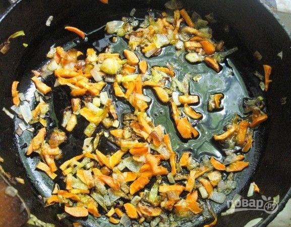 3. Туда же добавьте натертую морковь. Жарьте овощи на среднем огне, помешивая, до румяности. 