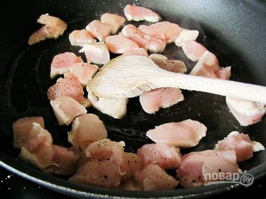 Хорошо разогреваем сковороду с маслом, на сильном огне обжариваем кусочки куриного филе.