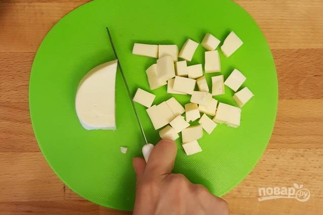 6.	Сыр и ветчину нарежьте небольшими кубиками.