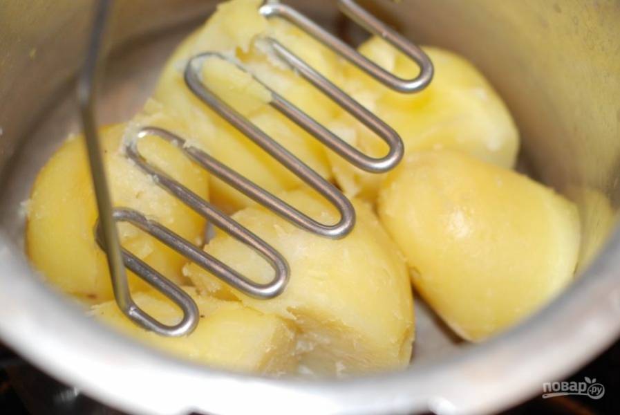 1. Отварите картофель и приготовьте из него пюре.