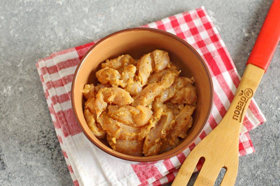 Добавьте горчицу, сок лимона, давленый чеснок, соль и специи по вкусу. Перемешайте и оставьте мариноваться на 20-30 минут.