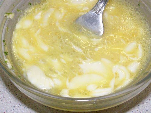 7. Оставшиеся два яйца взбить со сметаной. Посолить и поперчить омлет по вкусу. 