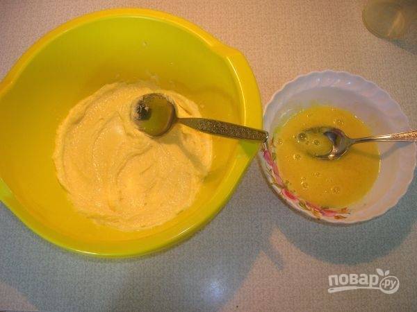 Сначала займитесь тестом. Мягкое масло разотрите с половиной сахара. Вторую часть сахара смешайте с отделёнными желтками и солью.
