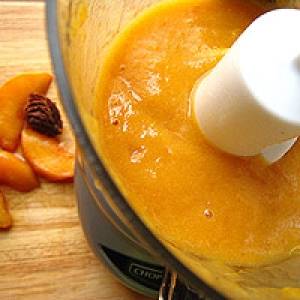Далее персики превратите в пюре блендером. Чтобы пюре было нежным и жидкими, влейте нужное количество сохранённой воды.