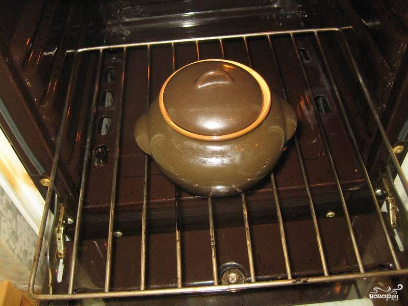 5.	Сметанную массу смешиваем с картофельным пюре и выкладываем в горшочки. Отправляем горшочки в разогретую духовку и запекаем пюре полчаса при температуре 150 градусов.