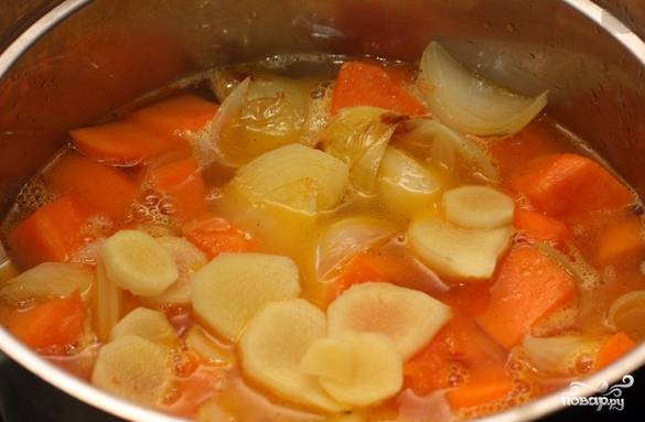 2.	Нагрейте сковороду. Добавьте растительное масло. Обжарьте в течение 6 минут приготовленные овощи, периодически помешивая.
