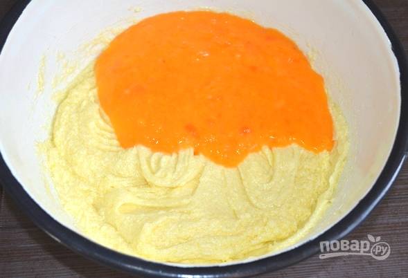 6. Добавьте фруктовое пюре в тесто.