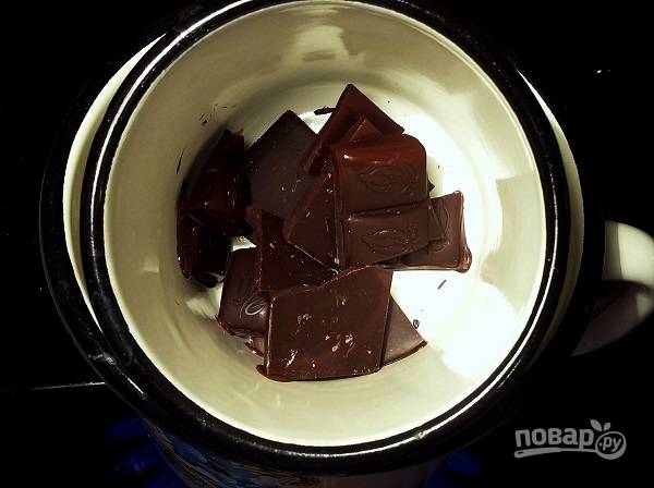 2. Параллельно растопите шоколад (если будете покрывать кекс глазурью, оставьте немного). Натрите цедру апельсина и выжмите сок. 