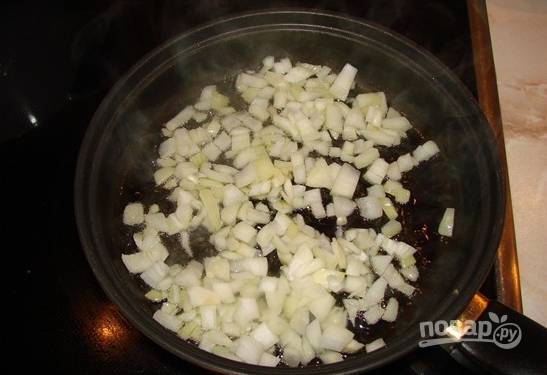 4. Выложите на сковороду с разогретым растительным маслом. 