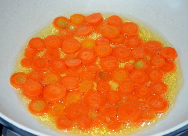 Разогрейте масло на сильном огне и обжарьте морковь в течение 2-3 минут. Затем выложите морковь в отдельную посуду, оставив масло на сковороде. 