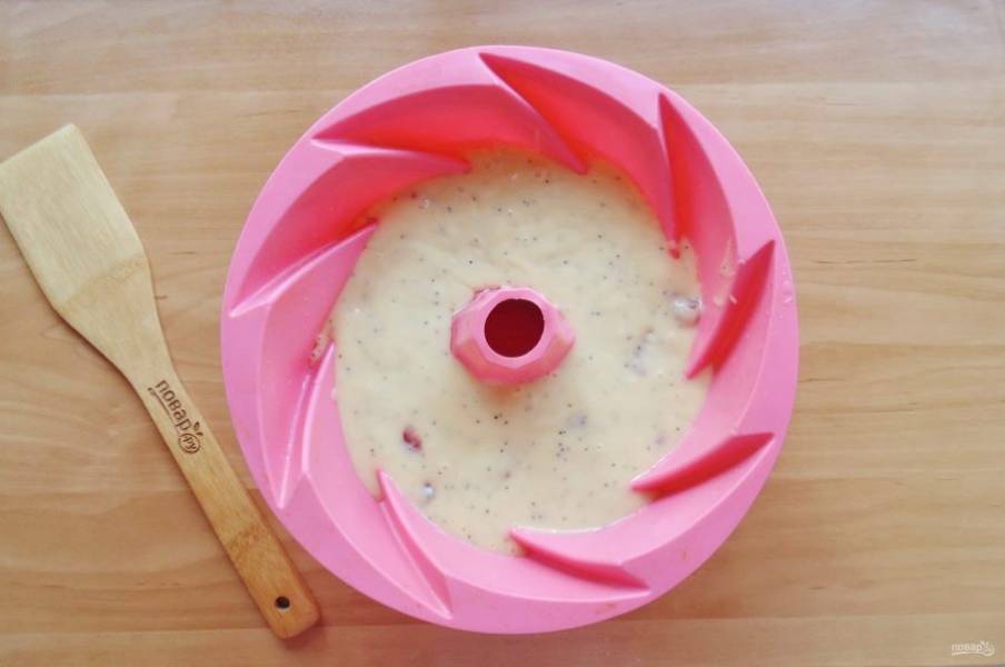 Выложите тесто в форму для выпечки.