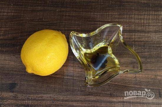 Приготовим заправку: в небольшой посуде смешаем оставшееся оливковое масло, бальзамический уксус, сок одного лимона и черный перец.