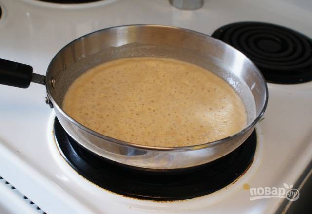 Затем влейте воду и всыпьте 7 ст. ложек муки. Мешайте до полного растворения. Добавьте массу в суп.