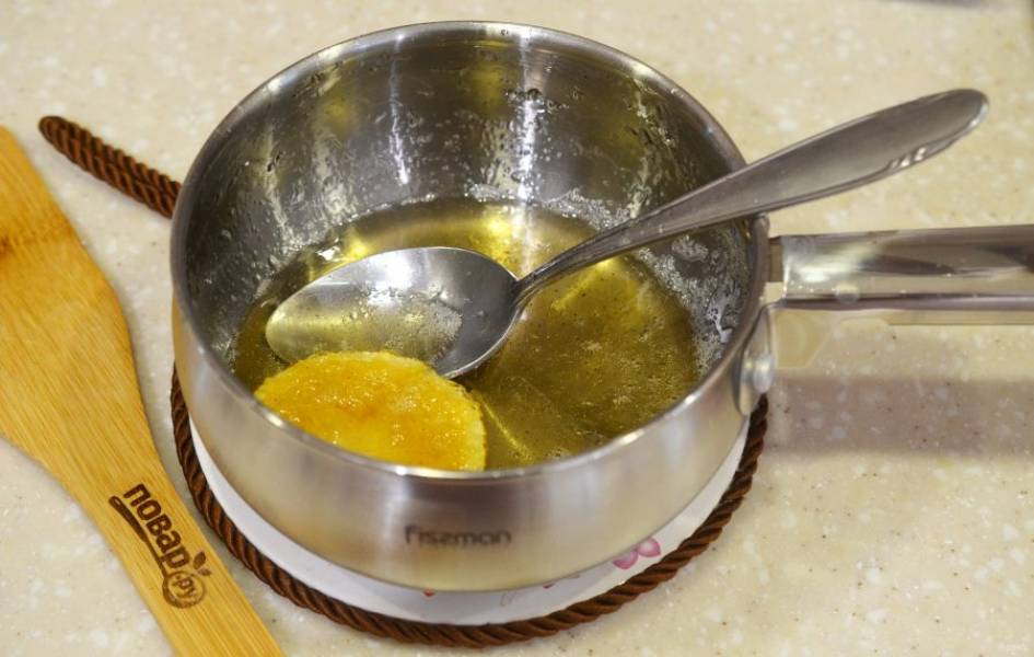 1. Из указанных ингредиентов для сиропа сварите сироп. Доведите до кипения и варите минут 15 до загустения.