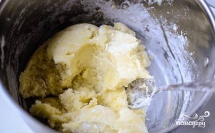 Картофель с яйцом и крахмалом хорошо вымесить.