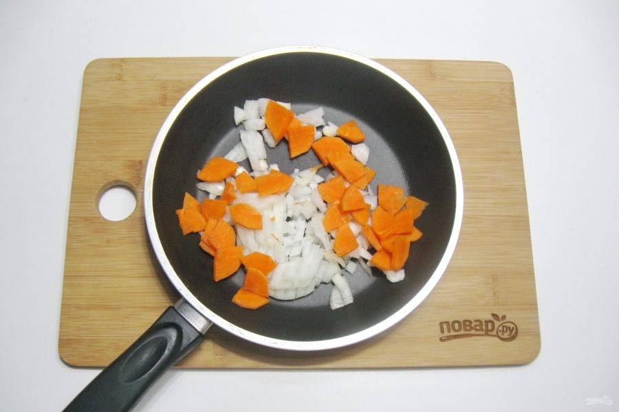 Морковь и репчатый лук очистите, помойте и нарежьте. Выложите в сковороду.