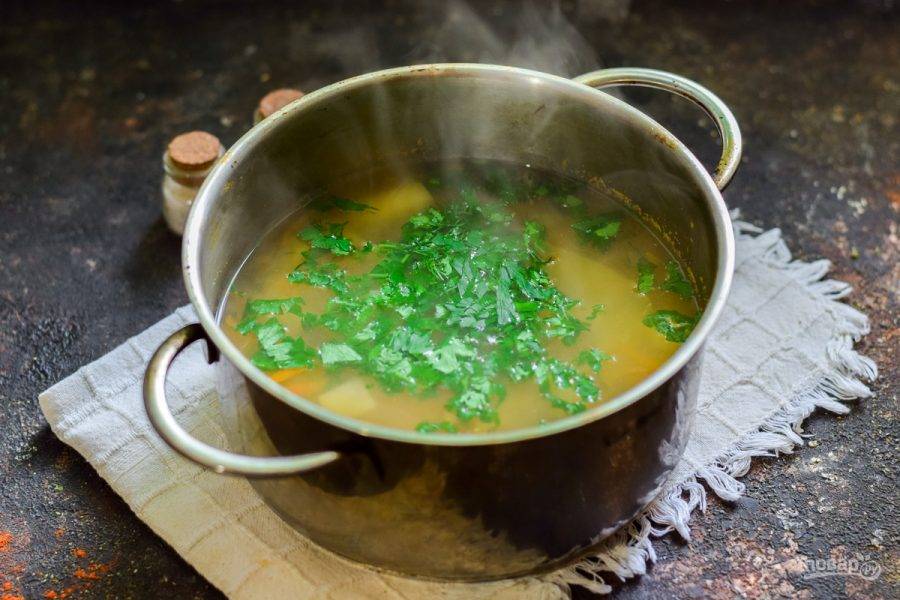 В конце приготовления добавьте в суп соль и перец по вкусу, всыпьте зелень и дайте настояться 10 минут.