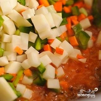 13. К помидорам добавьте картошку, болгарский перец и морковь. Перемешайте и обжаривайте в течение 3-4 минут.