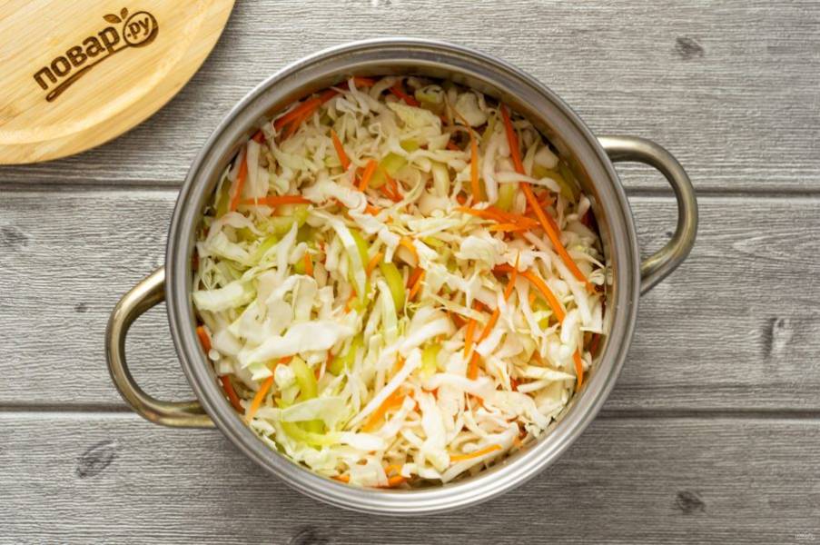 Переложите подготовленные овощи в глубокую миску или кастрюлю. Перемешайте.