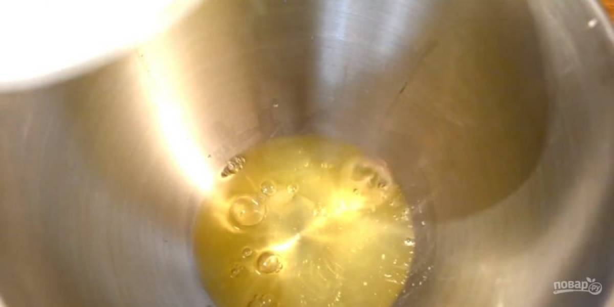 1. Белки аккуратно отделите от желтков и переложите в сухую прохладную посуду. Взбейте белки с солью миксером до устойчивой пены, постепенно увеличивая скорость взбивания. 