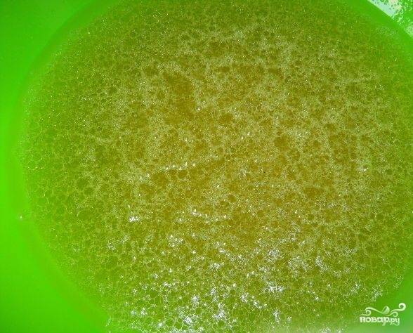 3. В миску наливаем сок (я предпочитаю яблочный), добавляем растительное масло и сахар.