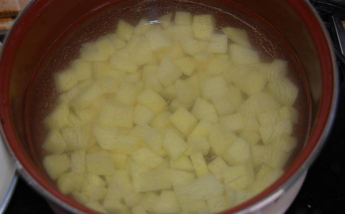 1. Картошку моем, чистим, режем и заливаем холодной водой. Отвариваем вместе с "бульонными" приправами вроде лаврового листа и перца горошком. 