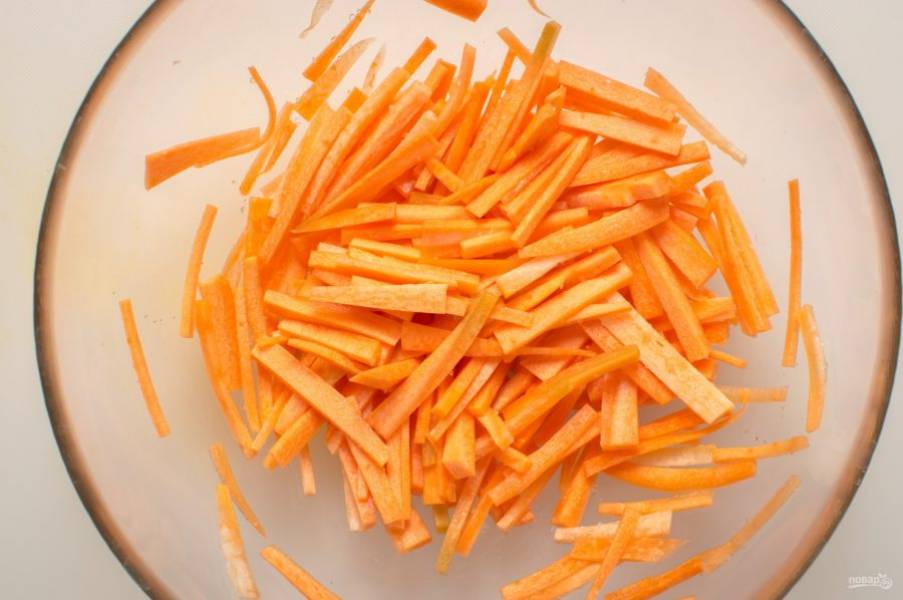 4. Также измельчите и морковь, добавьте немного уксуса и сахара и дайте ей постоять минут 10.