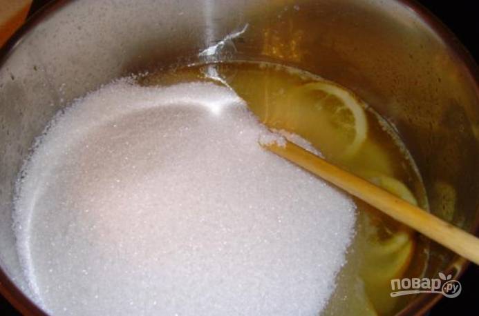 Выдавите в кастрюльку сок второго лимона, досыпьте оставшийся сахар.