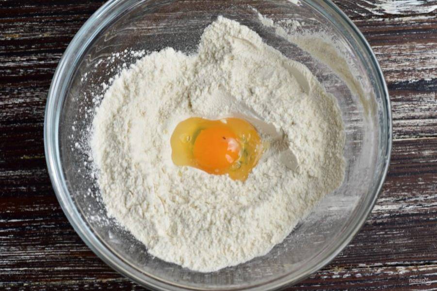 Сделайте в центре небольшое углубление и вбейте куриное яйцо.