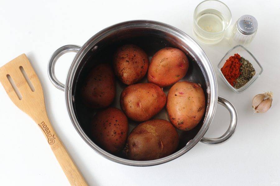 Картофель помойте и отварите в мундире.