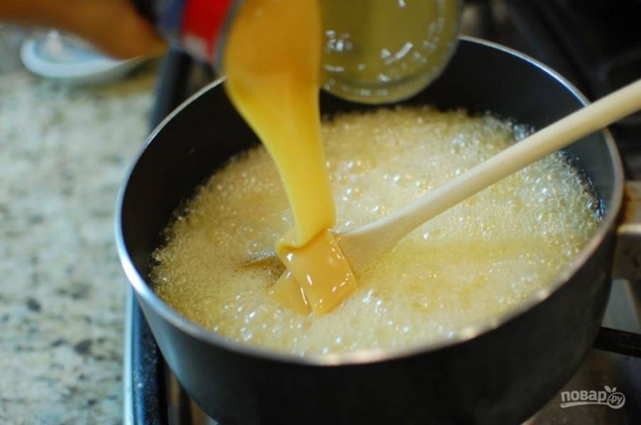 3.	Влейте сгущенное молоко и добавьте щепотку соли. 