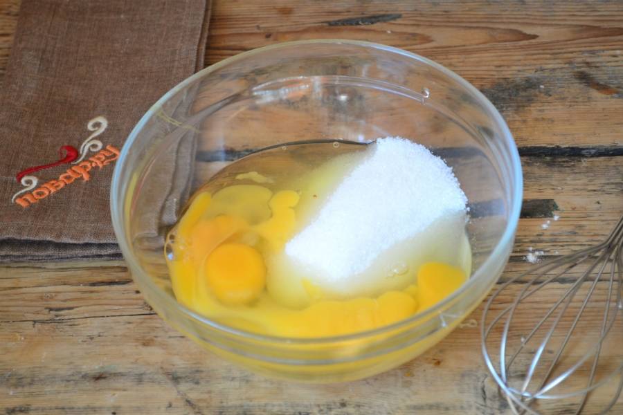 Яйца взбейте с сахаром венчиком. Слишком сильно в пену взбивать не нужно, нужно просто, чтобы эти два ингредиента соединились.