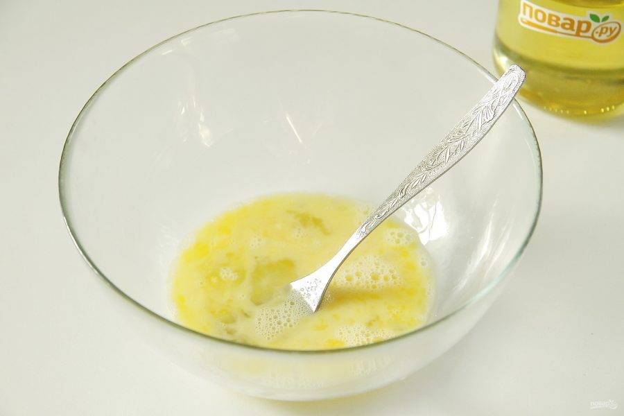 5. В отдельной миске взбейте два оставшихся яйца со щепоткой соли.
