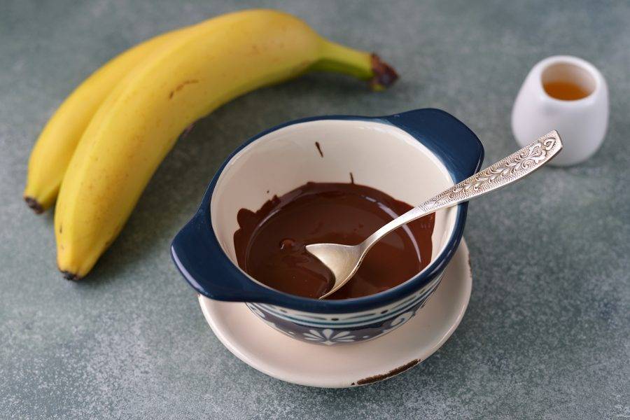 Поставьте шоколад на минуту-полторы в микроволновку, растопите, размешайте чайной ложечкой. Шоколад будет достаточно горячим, поэтому нужно дать ему немного остыть. 