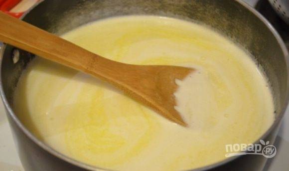 В кастрюльку влейте молоко, всыпьте сахар и положите сливочное масло. Поставьте посуду на плиту и на медленном огне доведите массу до кипения.