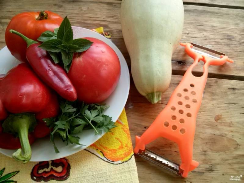 Подготовьте овощи: помойте кабачок, помидоры, перец болгарский и жгучий, чеснок, зелень. Если кабачок не молодой, очистите кожицу.