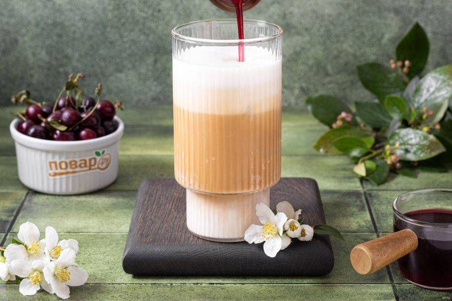 Добавьте вишневый сироп по вкусу.