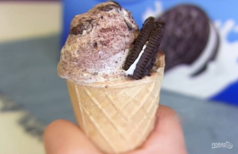 4. Полейте мороженое шоколадом, нарисуйте узоры деревянной шпажкой. Отправьте массу в холодильник на 3-5 часов. Перед подачей дайте мороженому постоять при комнатной температуре 10 минут. Приятного аппетита! 
