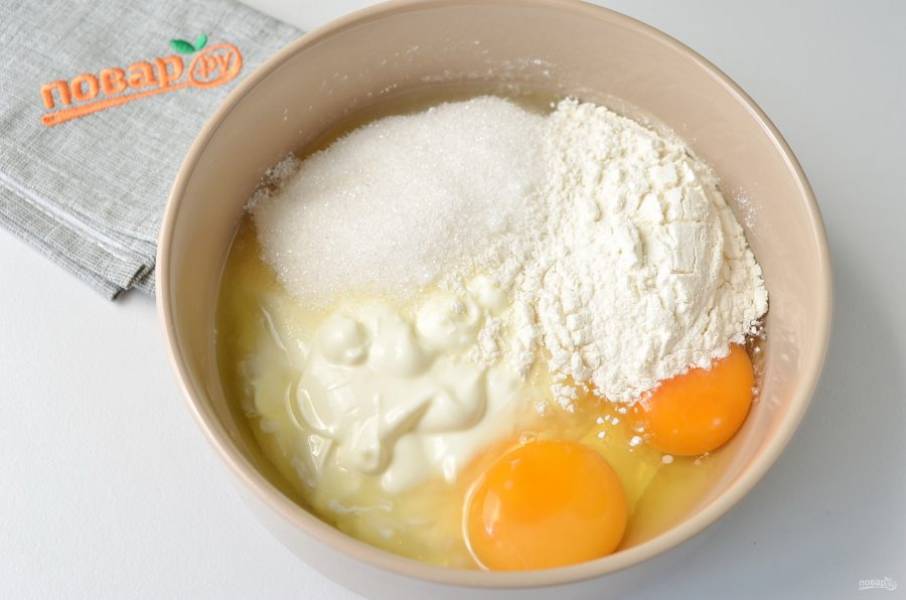 3. Из сметаны, яиц, сахара и муки сделайте заливку. Просто соедините эти продукты и венчиком хорошо перемешайте, чтобы масса стала однородной, без комочков. Можно добавить пару капель ванильного экстракта.