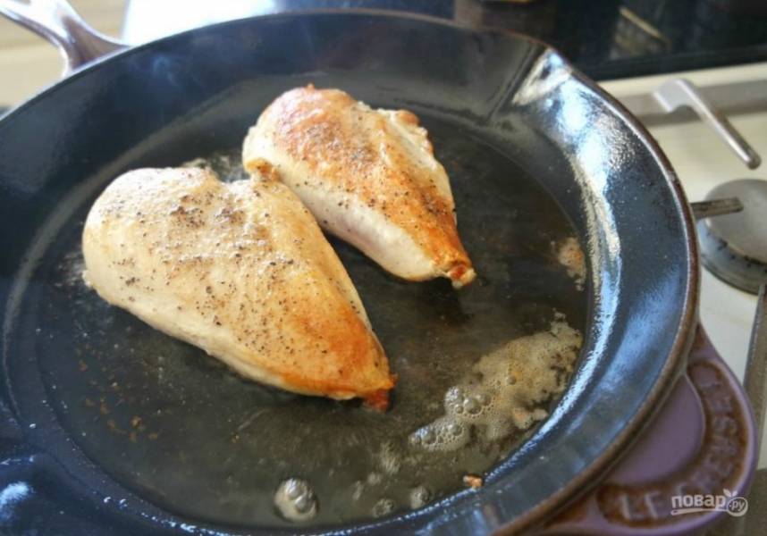 4.	Через 3 минуты переверните курицу на другую сторону и обжаривайте еще 2-3 минуты.