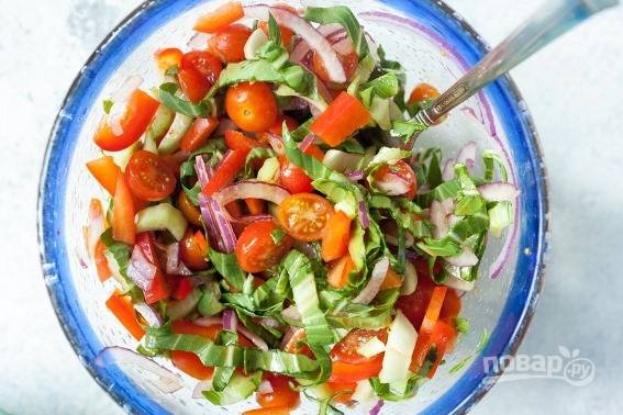 Овощи и салат помойте, мелко нашинкуйте и сложите в глубокую посуду.