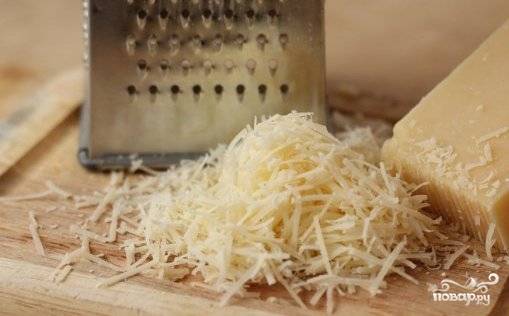 Сыр натираем на средней терке.
