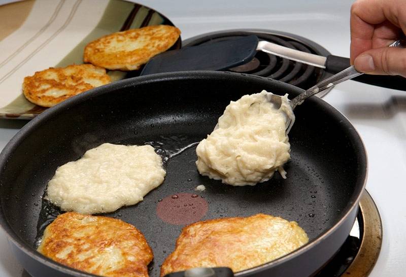 Налейте в сковороду 2-3 столовые ложки масла. В нагретое масло кладем лопаткой картофельную смесь. 