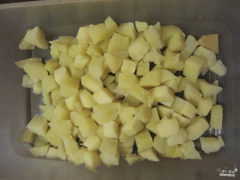 Грибной бульон закипятить. 
Картофель очистить и нарезать небольшими кубиками. 
Как только бульон закипит - бросить картофель и лавровый лист. 