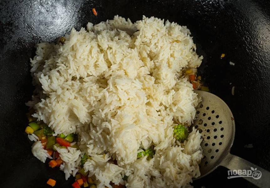 Добавляем отдельно сваренный рис.