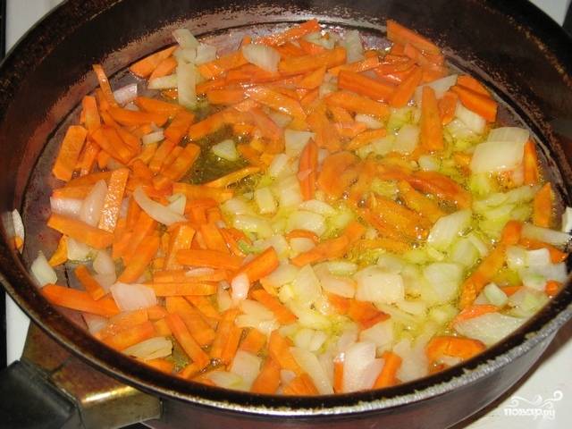 Вы тем временем порежьте лук мелкими кубиками и морковку тоже соломкой (кто любит, можете натереть её на терке). Обжарьте, как и свеклу, на масле, добавьте в кастрюлю. 