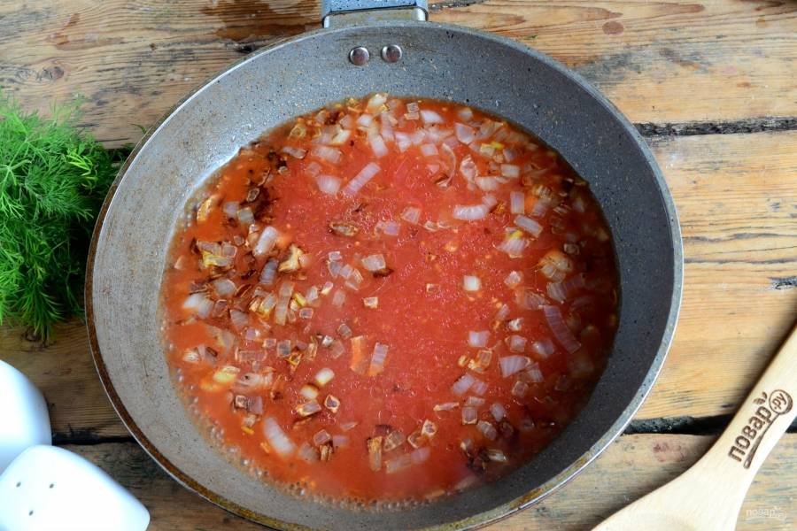 Затем влейте томатный сок и уваривайте соус 5-7 минут.